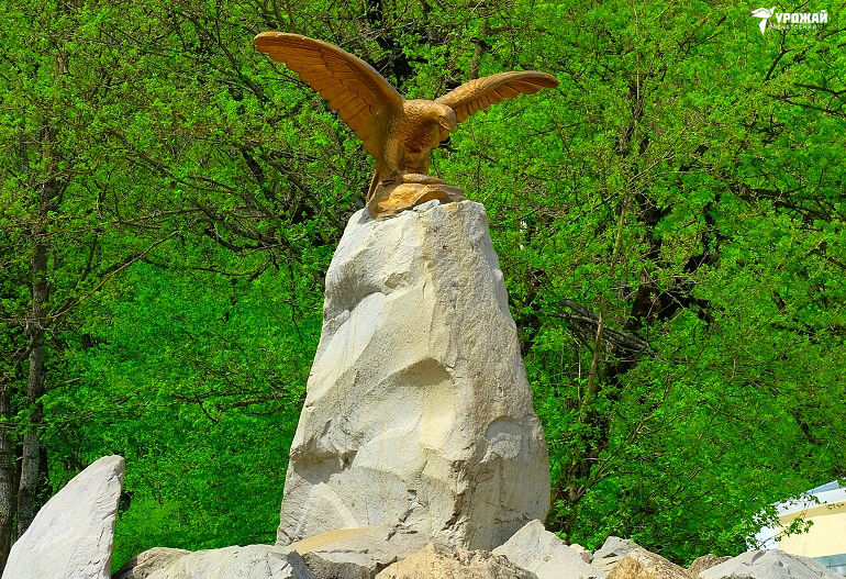 Скульптура Орла в курортном парке