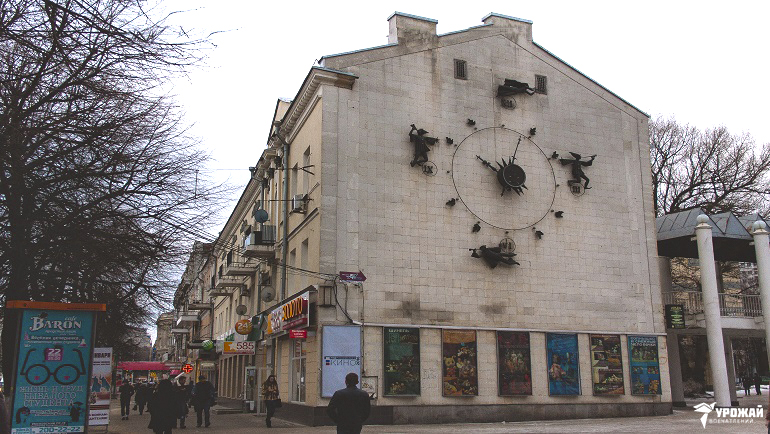 Сказочные часы на фасаде Театра кукол «Шут»