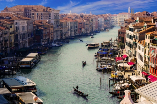 Самый популярный город Италии решил разобраться с туристами, обложив их посуточными поборами