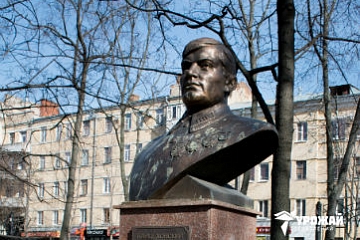 Памятник полковнику Михаилу Вайцеховскому 