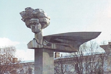 Декоративно-монументальная скульптура «Молодым революционеркам текстильного края»