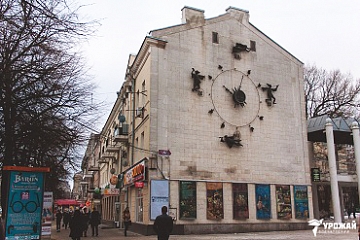 Сказочные часы на фасаде Театра кукол «Шут»